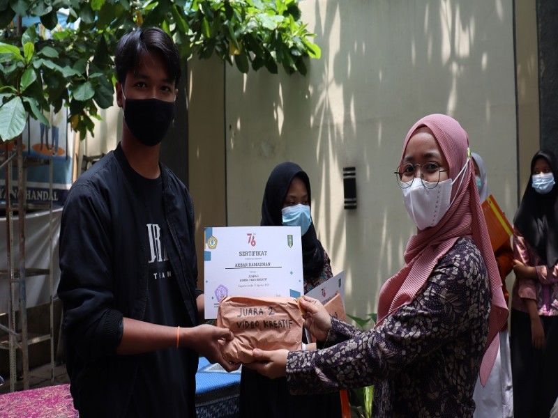 Foto Pemberian hadiah juara classmeeting Tahun Pelajaran 2020/2021