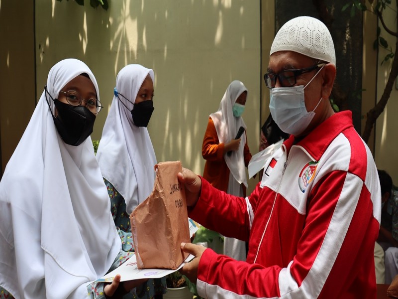 Foto Pemberian hadiah juara classmeeting Tahun Pelajaran 2020/2021