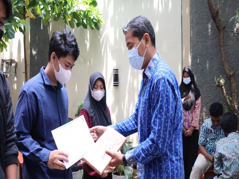Foto Pemberian hadiah juara classmeeting Tahun Pelajaran 2020/2021