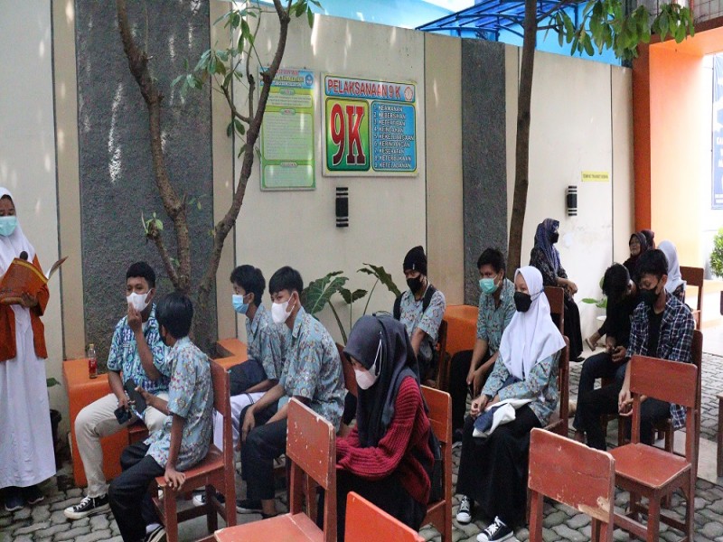 Foto Pemberian hadiah juara classmeeting Tahun Pelajaran 2020/2021