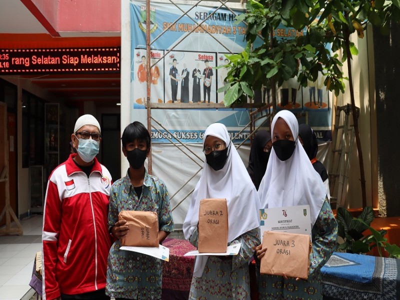 Foto Pemberian hadiah juara classmeeting Tahun Pelajaran 2020/2021