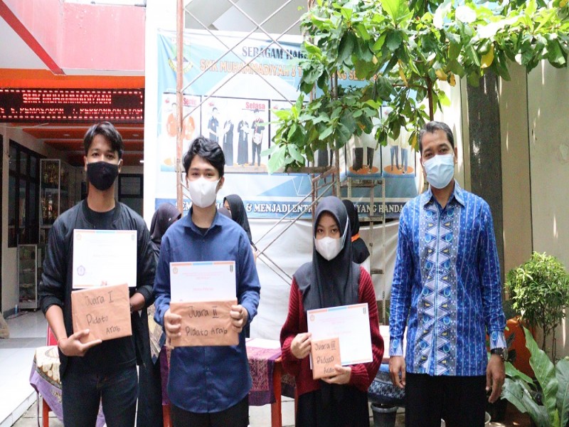 Foto Pemberian hadiah juara classmeeting Tahun Pelajaran 2020/2021