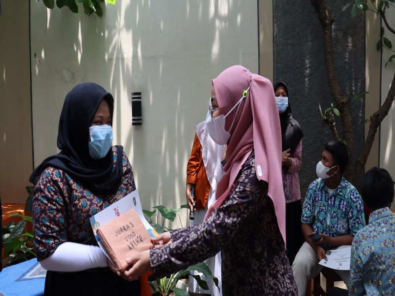 Foto Pemberian hadiah juara classmeeting Tahun Pelajaran 2020/2021