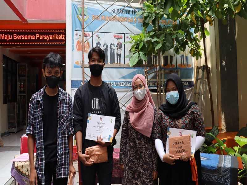 Foto Pemberian hadiah juara classmeeting Tahun Pelajaran 2020/2021
