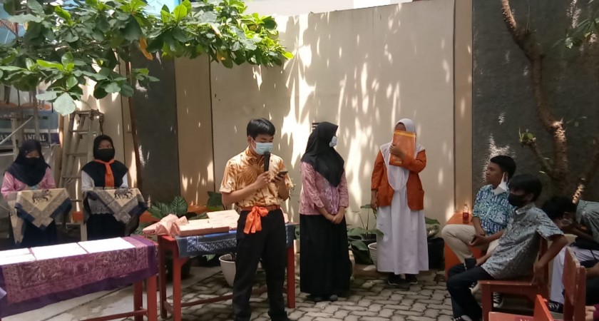 Pemberian hadiah juara classmeeting Tahun Pelajaran 2020/2021